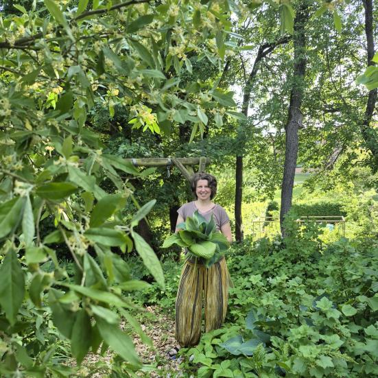 Billedet forestiller foredragsholder Aleksandra Kudojare i en permakulturhave