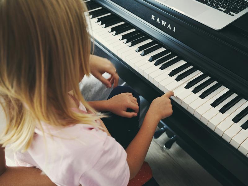 Billede af barn der spiller piano