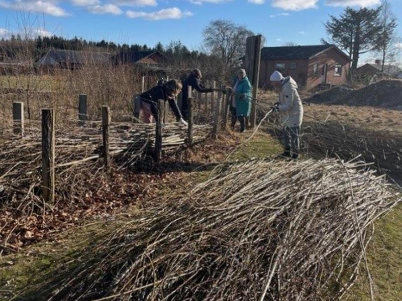 Billedet viser fire mennesker der laver kvashegn